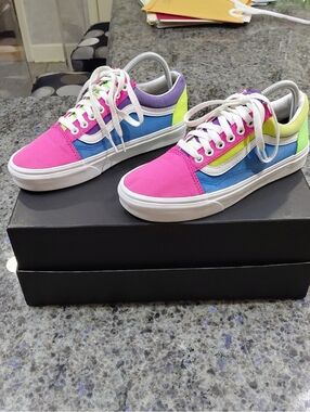 "Vans" Unisex, Mens: Sz.7,, Women Sz. 8.5 ,Low-Top Sneakers in Multi-Color....